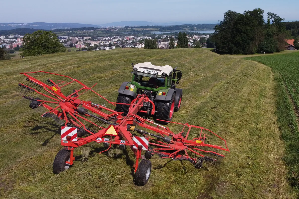 Bauer bei der Heuernte.